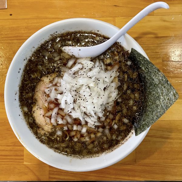 「コショーラーメン（乾麺）＋玉ねぎ＋替え玉（生麺）」@ラーメンラブルの写真