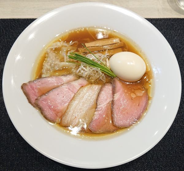 「特製中華蕎麦＜醤油＞（手もみ太麺）」@宍道湖しじみ中華蕎麦 琥珀 東京本店の写真