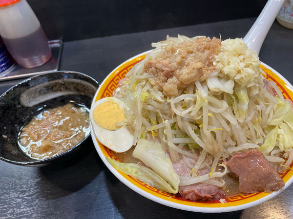 「ラーメン(豚2枚・半卵)麺少なめにんにく野菜まし油増し」@えどもんどの写真