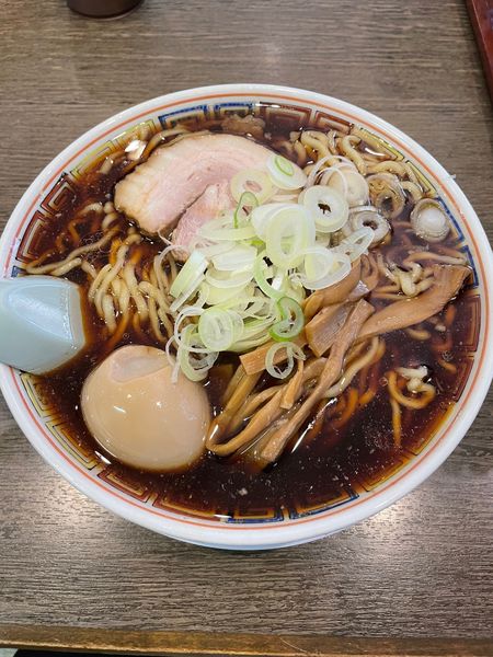 「味玉醤油ラーメン（大盛）中太麺」@丸中華そばの写真