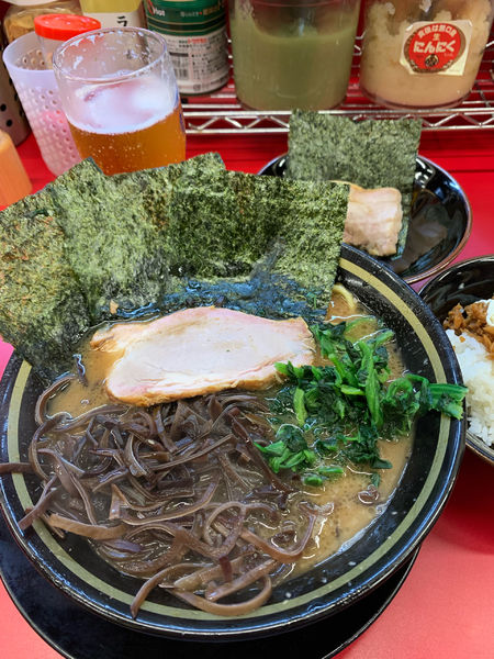 「ラーメン並(麺硬め)、キクラゲ、半ライス、金麦」@柏 王道家の写真