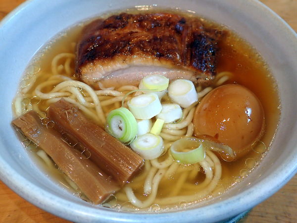 「らーめんｍａｃｒｏ＋特選こだわり煮玉子」@人類みな麺類 東京本店の写真