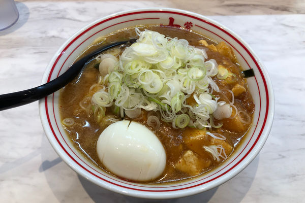 「蒙古タンメン(辛さ抑えめ)820円+ネギ70円+ゆで玉子スライス」@蒙古タンメン中本 熊谷店の写真