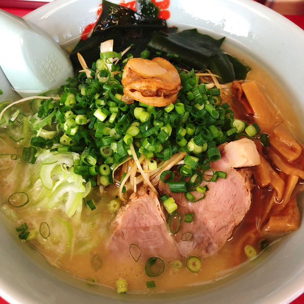 「ホタテ塩とんこつラーメン 810円 味付ネギ」@ラーメン山岡家 太田店の写真