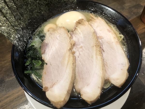 「豚骨ラーメンオールスター塩」@横濱家系ラーメン 暁家の写真