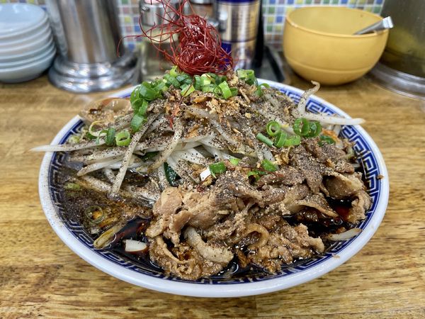 「【限定】丸めブラックPart4 中盛 ＋ 味玉 ＋ ニンニク」@中華蕎麦 丸め 東久留米店の写真