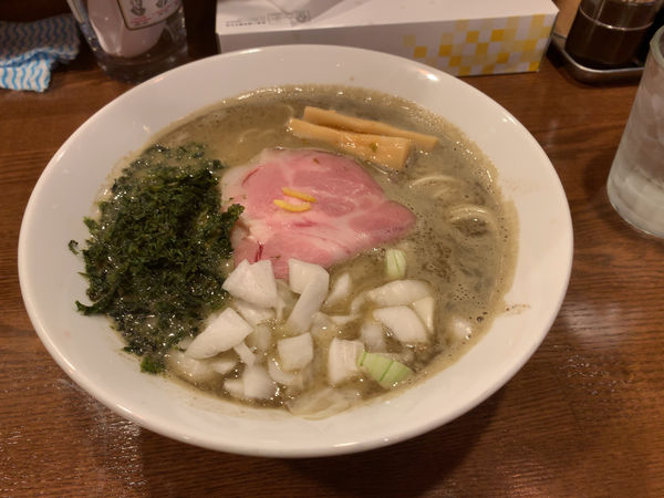 「とんこつ煮干そば(850円)」@麺屋らんまるの写真