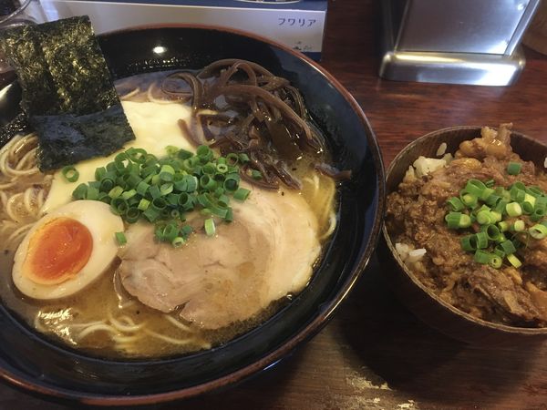 「熊本ラーメン並盛 750円　どてめし 300円」@麺屋 双喜の写真