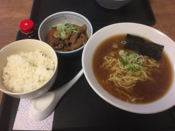「朝ラーメン 450円　もつ煮ライス 500円」@らーめん戸丸屋の写真