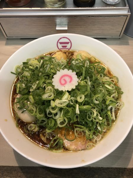 「特中華そば(醤油)、葱増し」@横浜中華そば 維新商店の写真