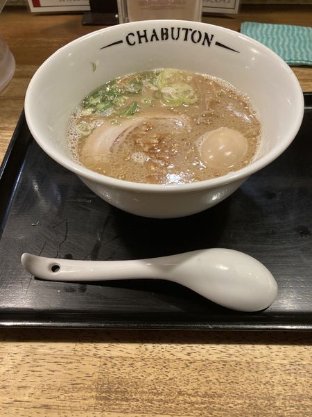 「ちゃぶとんらぁ麺＋半熟味付玉子」@とんこつらぁ麺 CHABUTON 下北沢駅前店の写真