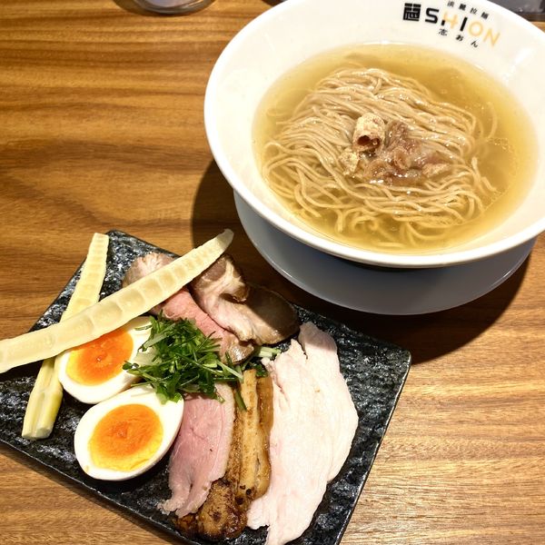 「志おんの匠（塩）（全粒粉麺・鶏皮）」@淡麗拉麺 志おん-shion-の写真