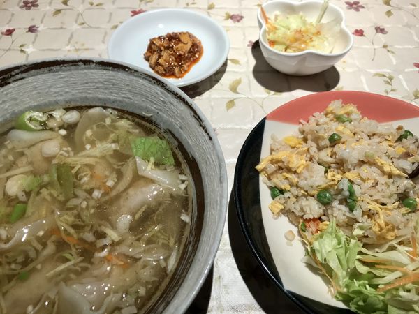 「上海肉野菜ワンタンと半チャーハン￥800」@上海人家の写真