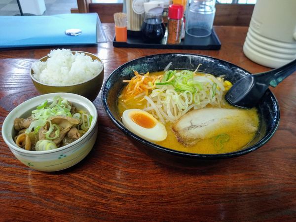「みそラーメン ミニもつ煮+小ライスセット 850円」@ラーメン焼肉 笑吉の写真