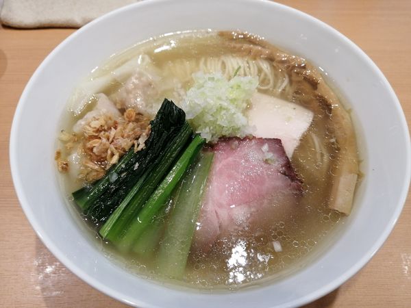 「らぁ麺　塩　900円　ワンタン2つ100円」@らぁ麺 すぎ本の写真