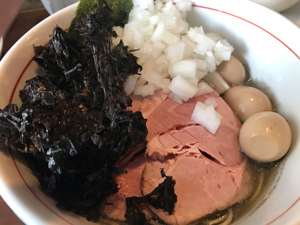 「煮干そば（白醤油）刻み玉ねぎ、うずら卵、バラのり」@中華蕎麦 志の写真