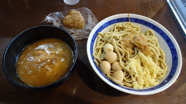 「つけ麺：梅味（930円）＋うずら玉子＋チャーシューおにぎり」@ラーメン ゼンゼンの写真