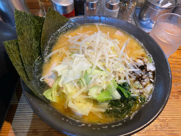 「特製ラーメン中盛り固め990円」@壱八家 戸塚店の写真