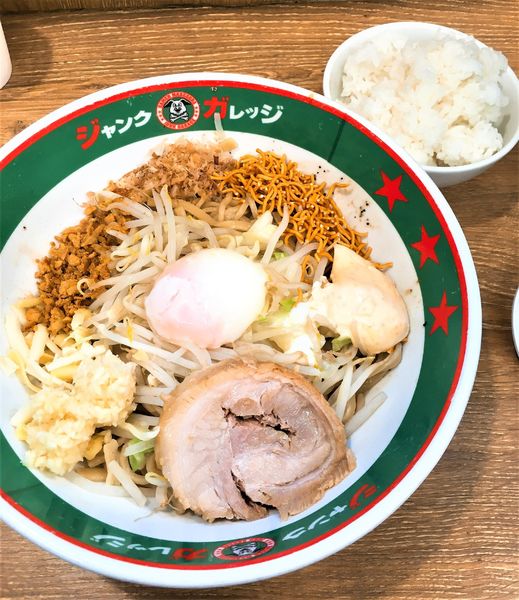 「まぜそば玉子ありニンニクWエビマヨチーズベビースター＋ライス」@ジャンクガレッジ 北浦和店の写真