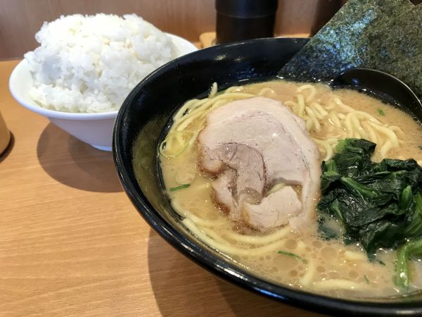 「ラーメン中盛￥860＋大ライス￥0」@ラーメン銀家 戸塚店の写真