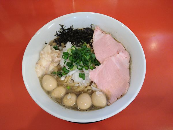 「背脂煮干し蕎麦（850円）＋うずら（100円）」@鷹の目 獨協大学前本店の写真