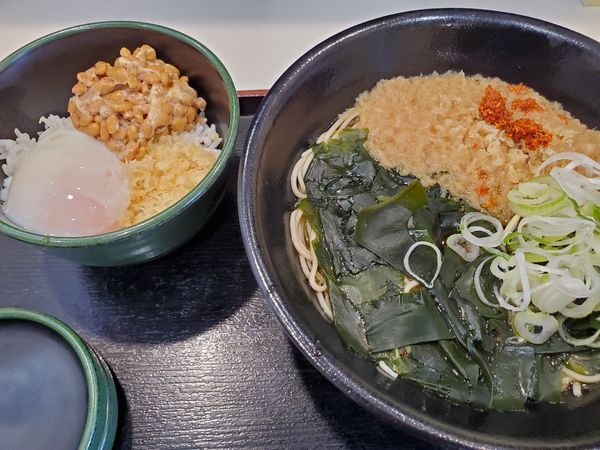 「朝そば納豆・温そば・温玉＋わかめ」@ゆで太郎 伊勢佐木長者町店の写真