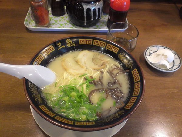 「やる気ラーメン」@博多三氣 野間店の写真
