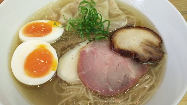 「特製塩ラーメン」@鶏と魚の写真