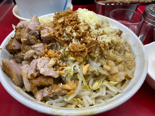 「まぜそば 315g」@自家製太麺 ドカ盛 マッチョ 難波千日前店の写真