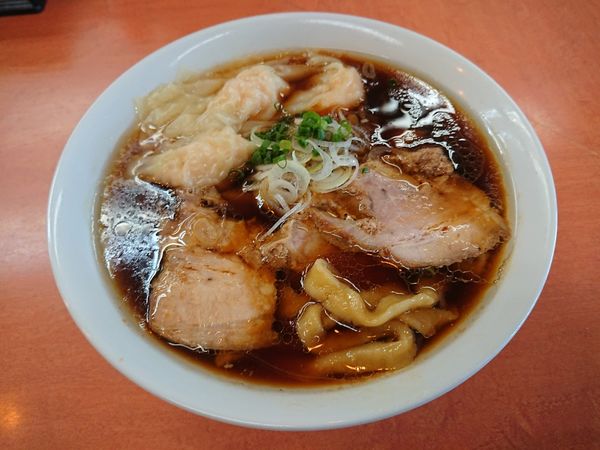 「海老ワンタンメン 濃口 (醤油味) 950円」@日陰の写真