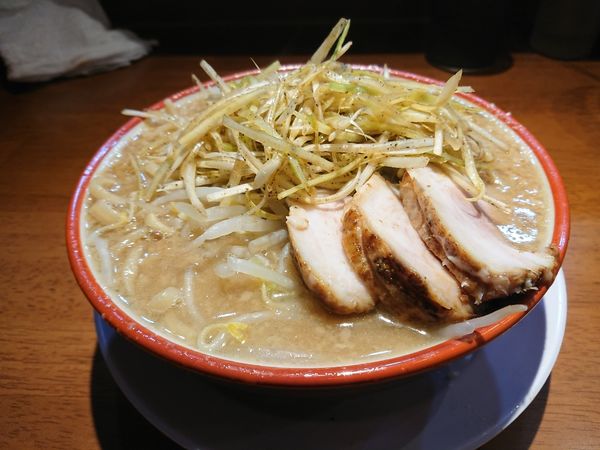 「麺少なめ玉子付き＋ネギ」@らーめん バリ男 大森店の写真