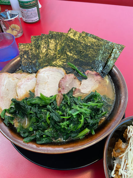 「チャーシューメン5枚中盛　海苔ほうれん草　固め多め」@家系ラーメン 王道家の写真