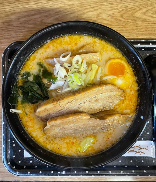 「角煮とんこつめん(背脂少なめ)」@MAKIBAの写真