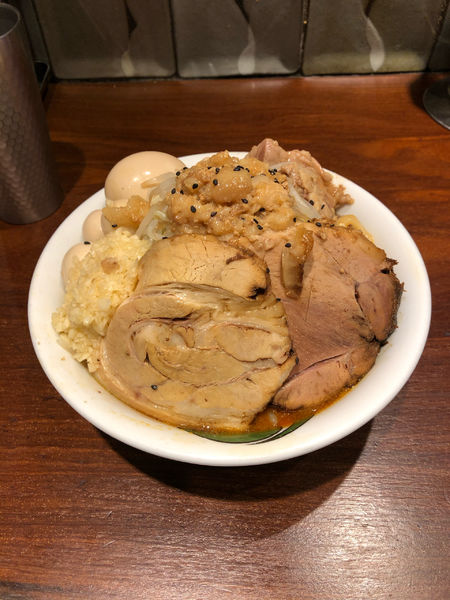 「雷味噌+雷増し+味玉+ニンニク、ヤサイちょい増し」@ラーメン 雷 東京本丸店の写真