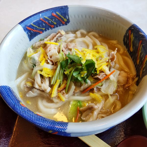 「豚肉たっぷり柚子塩うどん（￥869）」@華屋与兵衛 多摩川大橋店の写真
