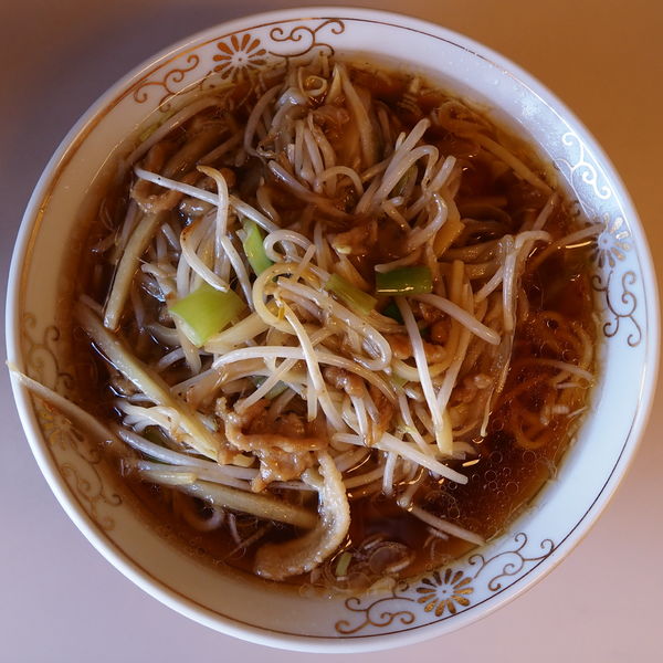 「８　搾菜肉絲湯面　ザアサイルースタンメン　細切り豚肉と四川漬」@中国料理 鎌倉赤坂飯店の写真