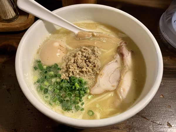 「白鶏らーめん玉子のせ(860円)」@鶏の穴の写真