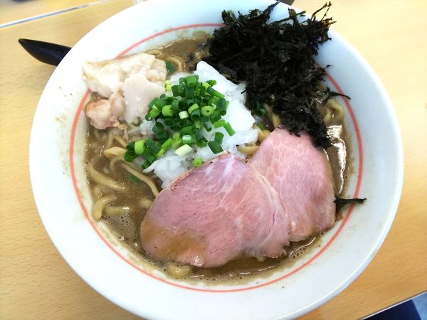 「【限定】背脂濃厚煮干し蕎麦　950円」@鷹の目 獨協大学前本店の写真