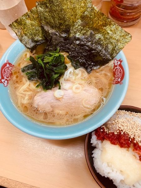 「ラーメン 740円　半ライス 100円」@横浜ラーメン 町田家 新宿南口店の写真