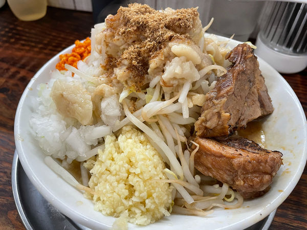「ラーメン小麺少なめカラメ以外全部」@麺でる 川崎店の写真