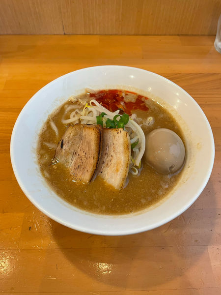 「濃厚味噌辛ダレ入ラーメン（味玉）」@らーめん はや川の写真