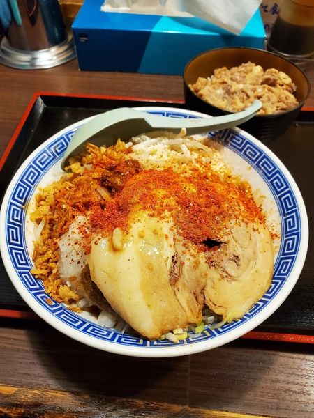 「まぜそばレッド　まぶし飯(背脂)」@山勝角ふじ 二十世紀が丘店の写真