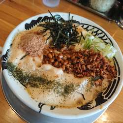 限定 禁断の納豆そば 830円、追い飯(梅味) 100円