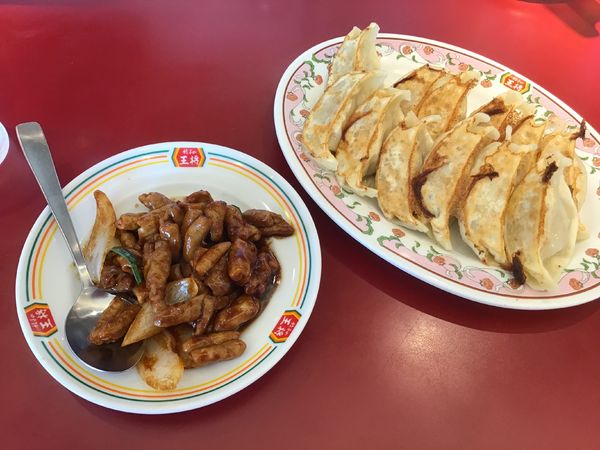 「餃子2人前528円(1名無料券半額264円)ホルモン味噌炒め」@餃子の王将 三郷西インター店の写真