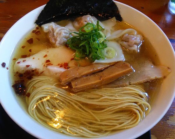 「しおそば　+　チャーシュー　+　ワンタン」@麺や食堂 本店の写真