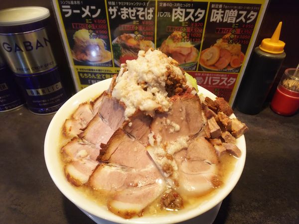 「肉スタ小 ヤサイ&ニンニク増し、背油超多め」@ガツ盛りラーメン バンブル 西浦和店の写真