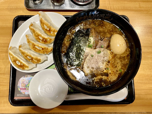 「嵐げんこつチャーシューメンＢＬＡＣＫ＋餃子」@らあめん花月嵐 三鷹南口店の写真