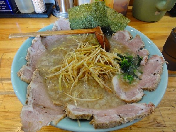 「ネギチャーシュー麺中盛1100円硬め脂多め」@ラーメンショップ 椿 上彦川戸店の写真
