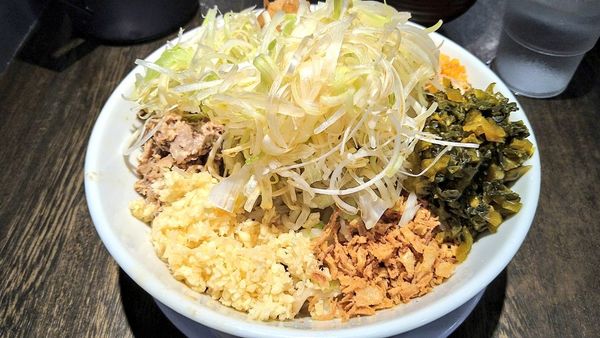 「【限定】冷やしまぜそば(ニンニクマシ)+ネギ・高菜」@豚仙人 藤沢店の写真