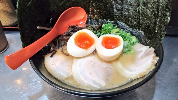 「あかつきデラックス(粉落し)+海苔(クーポン)」@博多糟屋ラーメン あかつきの写真